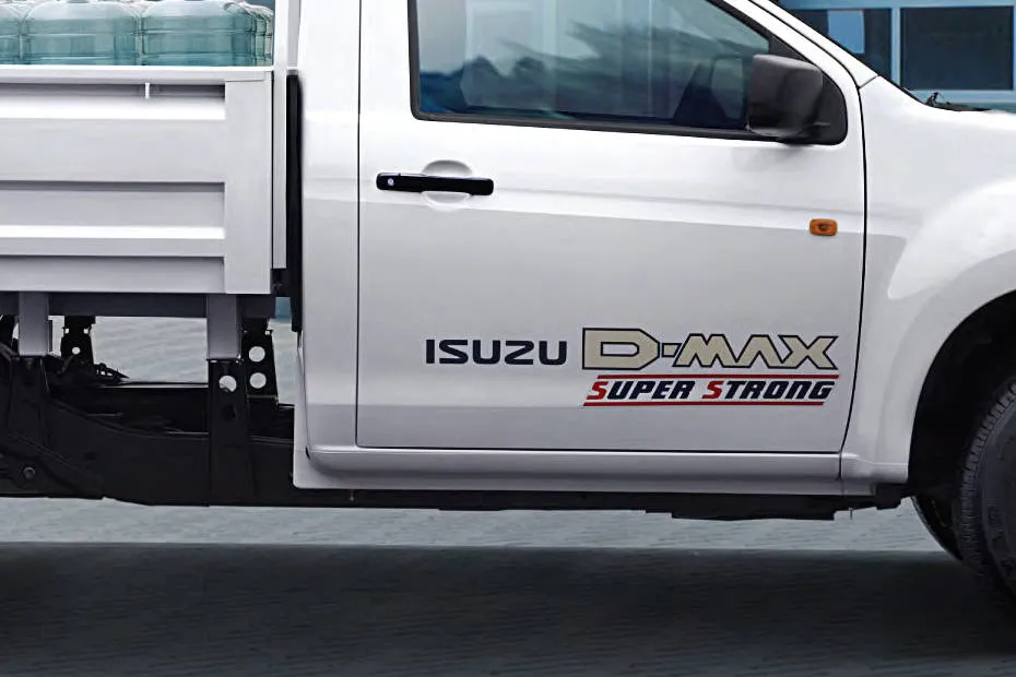 Isuzu D-Max exterior view 5