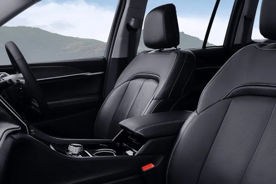 Jeep Grand Cherokee Interior — Door View Of Driver Seat