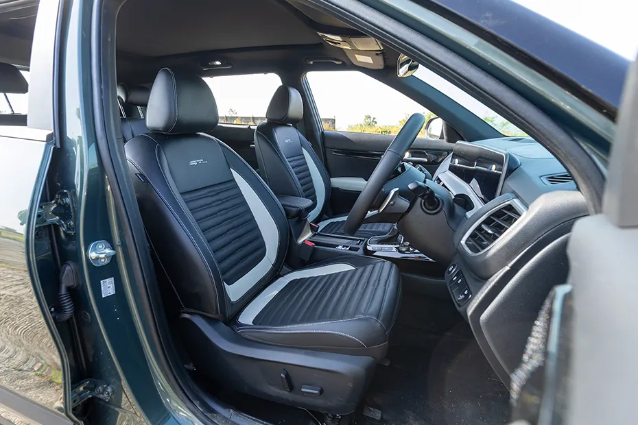 Kia Seltos 2023-2025 Interior — Door View Of Driver Seat
