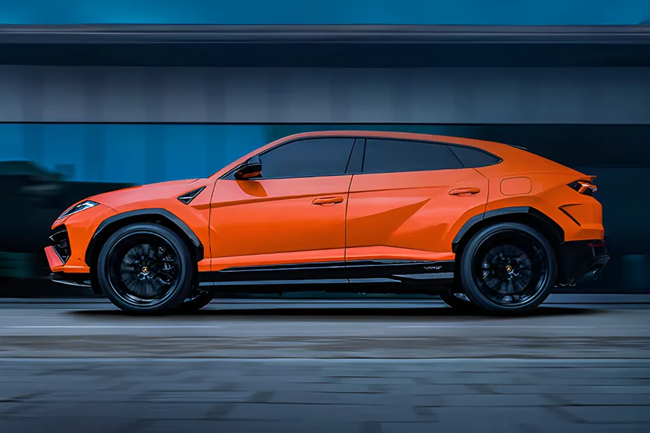 Lamborghini Urus exterior view 6