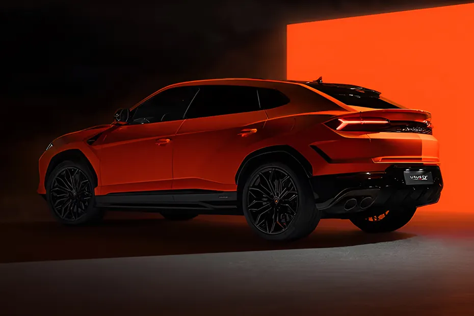 Lamborghini Urus exterior view 2
