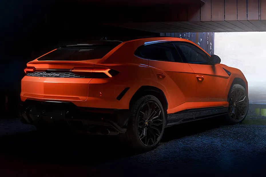 Lamborghini Urus exterior view 4