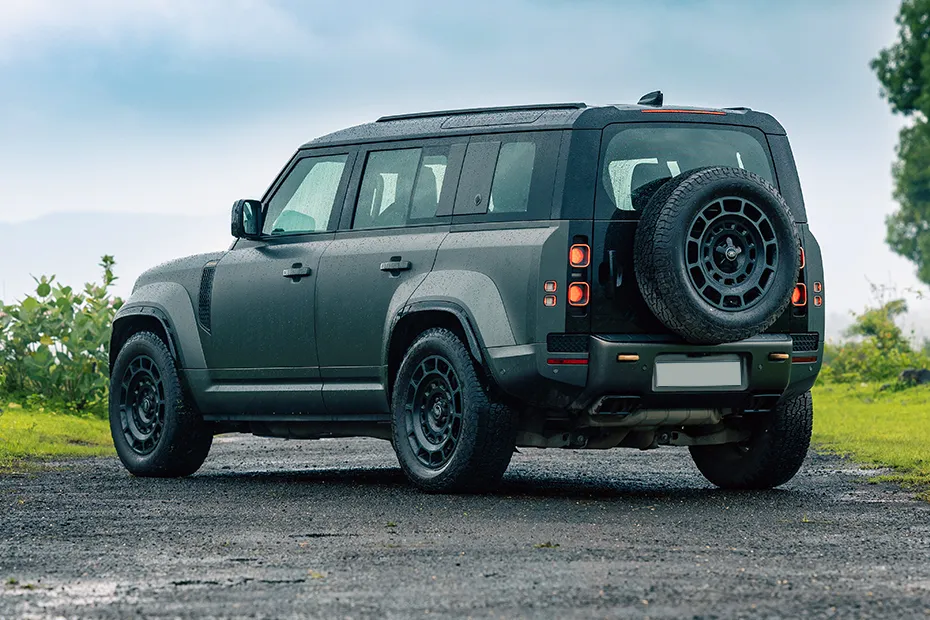 Land Rover Defender exterior view 4