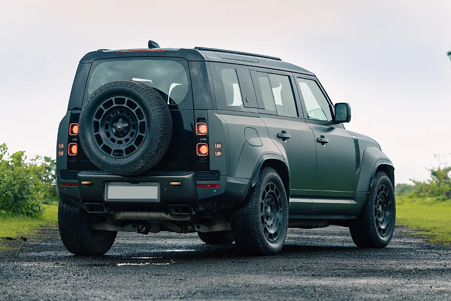 Land Rover Defender exterior view 6