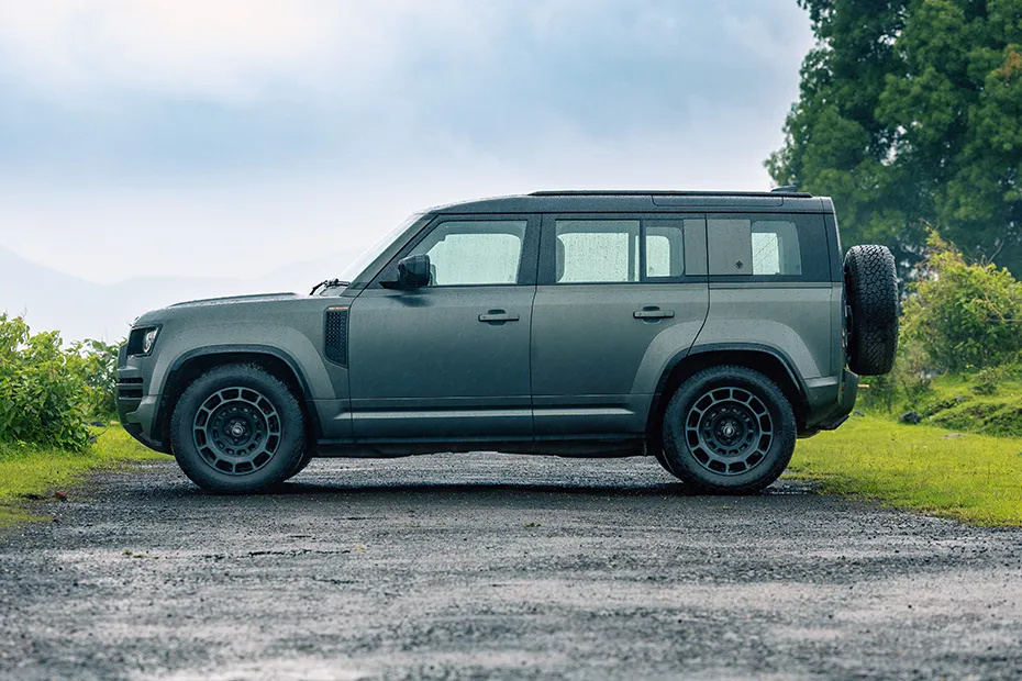 Land Rover Defender exterior view 3