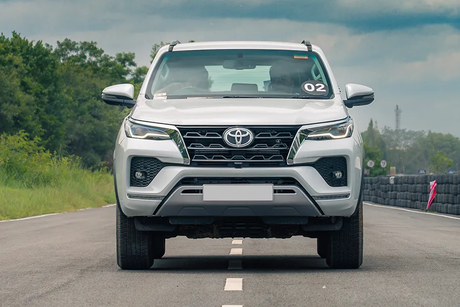 Toyota Fortuner — Front View