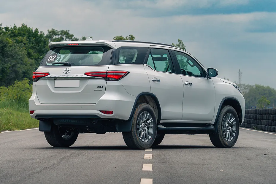 Toyota Fortuner — Rear Right Side