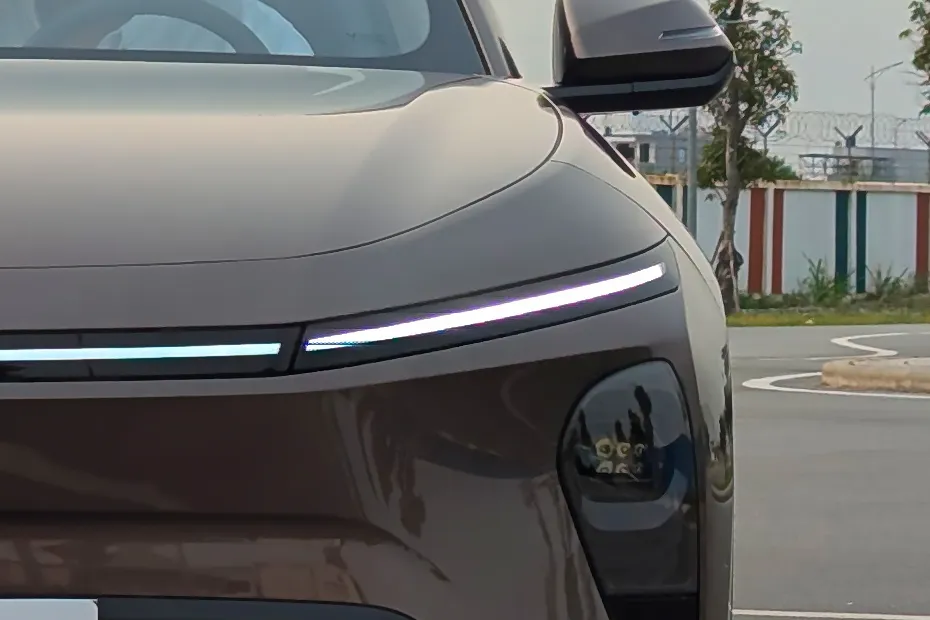 VinFast VF MPV 7 — Headlight
